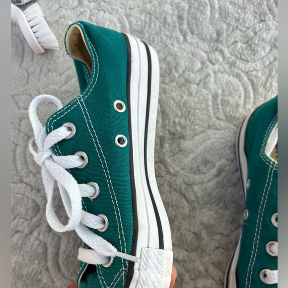 Converse Chuck Taylor low tops in green. Ladies size 5. Really nice shape! - Picture 11 of 13